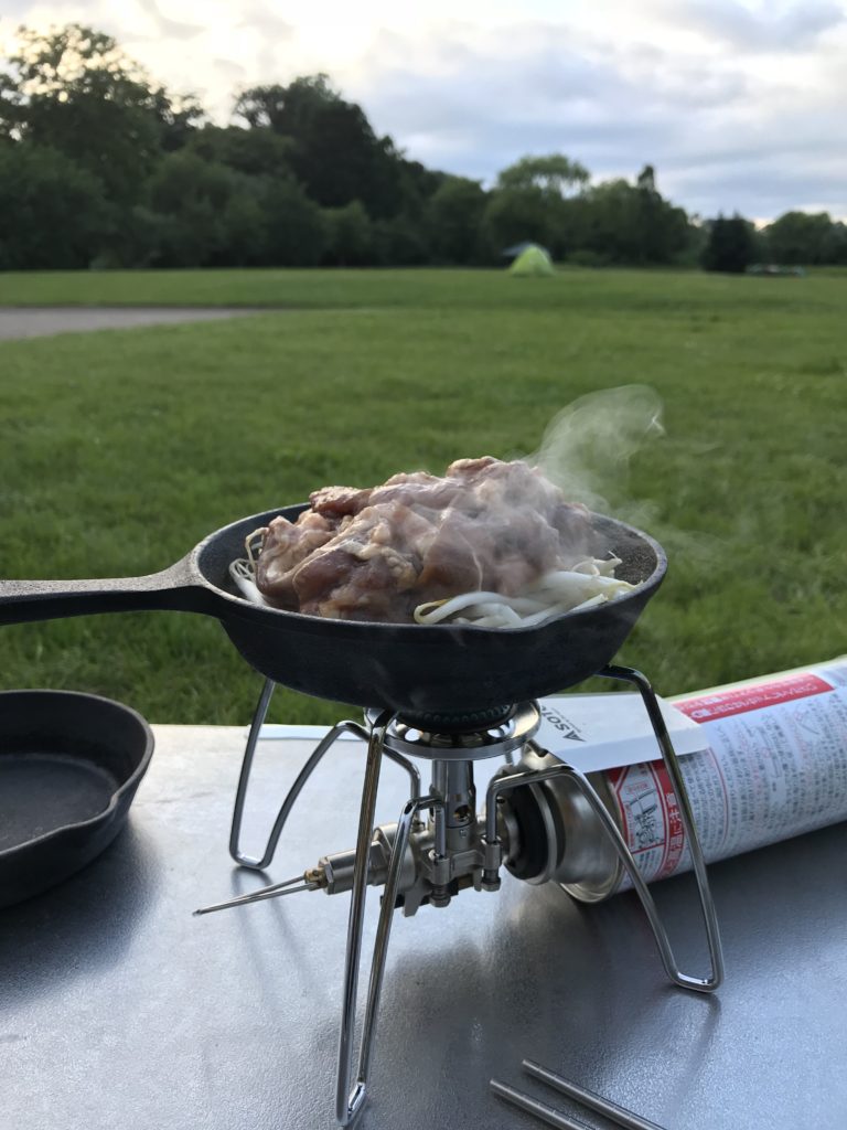 キャンプでこそ厚い鉄板で美味しくお肉を食べよう！おすすめ鉄板７選 | アウトドアブログ「なかチャンネル」